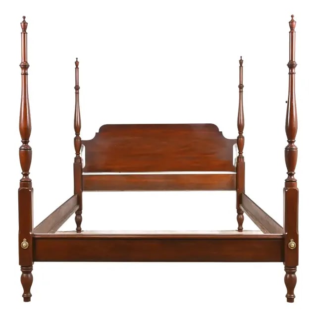 Henkel Harris Georgian Carved Mahogany Queen Size Poster Bed: A gorgeous Georgian or Federal style four poster queen size bed By Henkel Harris USA, 1979 Carved solid mahogany, with brass accents. Measures: 64.25"W x 88.5"D x 65.75"H. Very good original vintage c