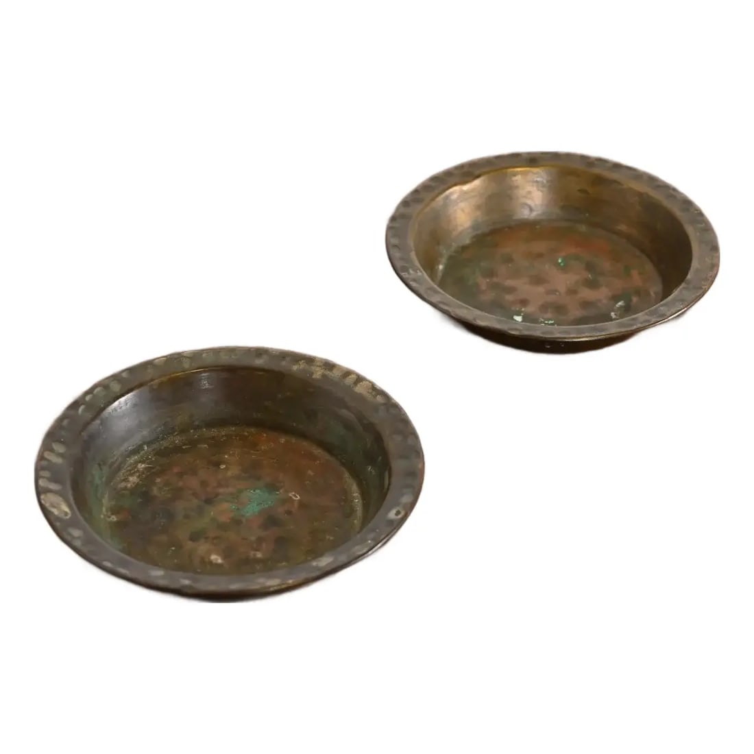 Apollo Studios Arts & Crafts Hammered Copper Ashtrays or Catchalls, Pair: A gorgeous pair of Arts & Crafts period hand hammered copper ashtrays or catchalls In the manner of Roycroft By Apollo Studios USA, Early 20th Century Each measures: 4.25"W x 4.25"D x 0.88"H. Good ori