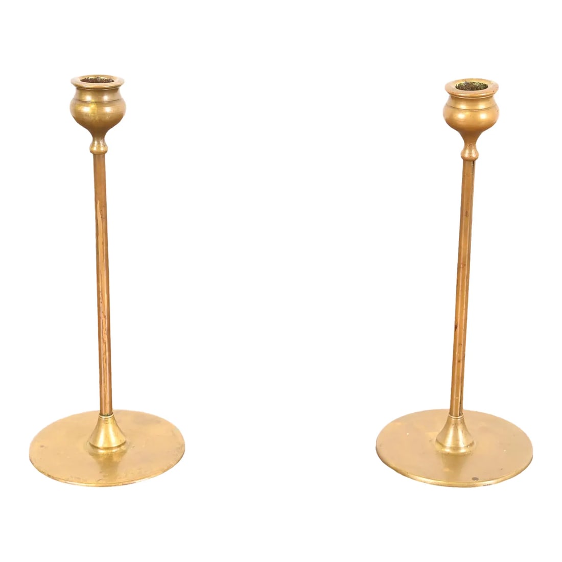 Robert Jarvie Signed Antique Arts & Crafts Turned Brass Tall Candlesticks, Pair: A gorgeous pair of antique Arts & Crafts period tall turned brass candlesticks By Robert Jarvie (signed to the underside) USA, Early 20th Century Each measures: 4.75"W x 4.75"D x 11.25"H. Good origina
