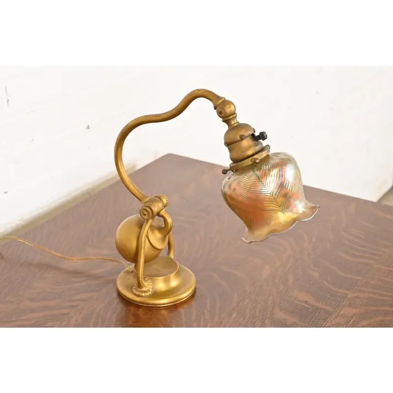 Tiffany Studios New York Bronze Doré Desk Lamp With Favrile Glass Pulled Feather Shade, Circa 1910 - 3