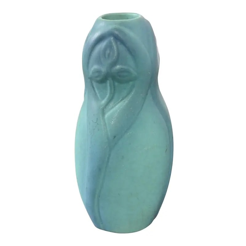 Van Briggle Arts & Crafts Turquoise Glazed Ceramic Vase With Floral Motif: A gorgeous Arts & Crafts period turquoise glazed ceramic art pottery vase with floral motif By Van Briggle (signed to the underside) USA, Early 20th Century Measures: 2.88"W x 2.88"D x 6.5"H. Very goo