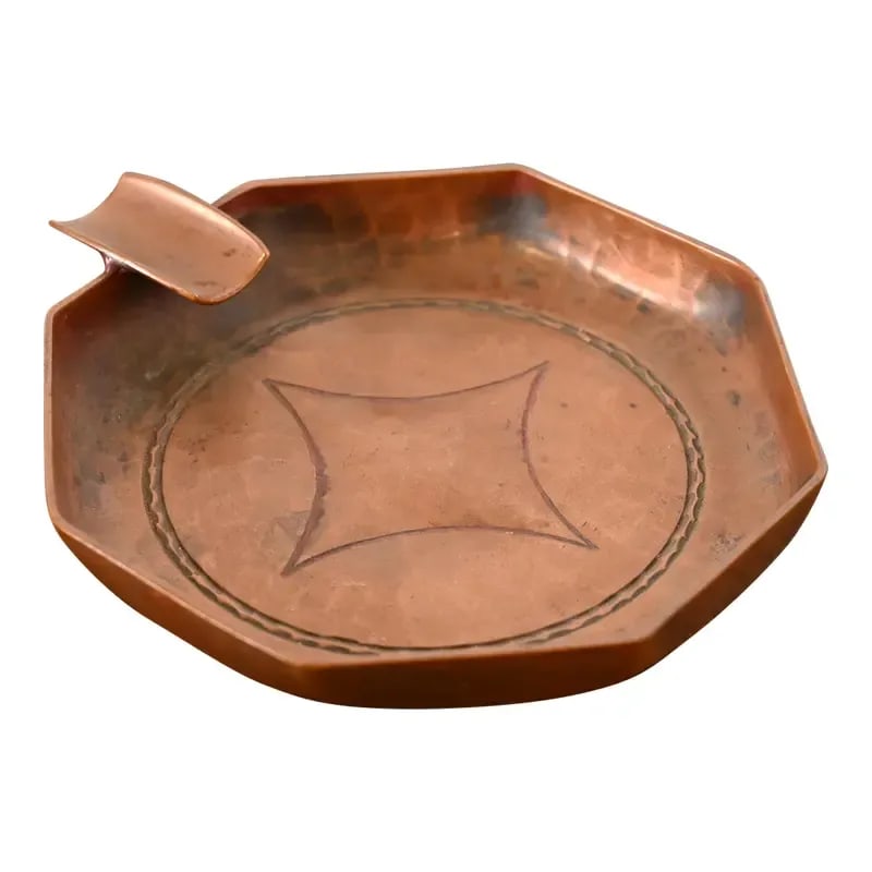 Roycroft Arts & Crafts Hammered Copper Ashtray: A gorgeous Arts & Crafts period hand hammered copper ashtray By Roycroft (signed with impressed orb and cross mark) USA, Early 20th Century Each measures: 4.5"W x 4.25"D x 0.75"H. Good original vintag