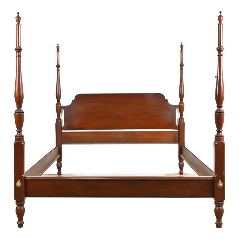 Henkel Harris Georgian Carved Mahogany Queen Size Poster Bed: A gorgeous Georgian or Federal style four poster queen size bed By Henkel Harris USA, 1979 Carved solid mahogany, with brass accents. Measures: 64.25"W x 88.5"D x 65.75"H. Very good original vintage c