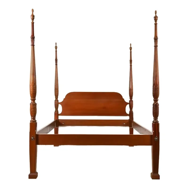 Henredon Style Georgian Carved Mahogany Queen Size Poster Bed: A gorgeous Georgian or Federal style four poster queen size bed In the manner of Henredon USA, Circa 1980s Carved solid mahogany, with brass accents. Measures: 65.25"W x 89"D x 85"H. Very good origina