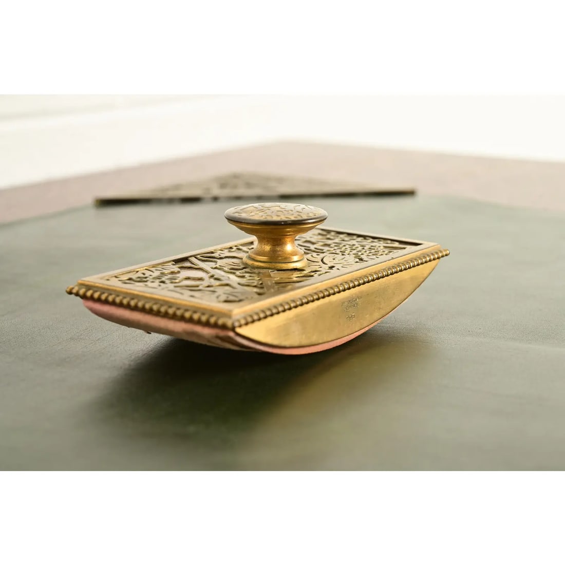 Tiffany Studios New York Grapevine Bronze Doré and Favrile Slag Glass Rocker Blotter - 5