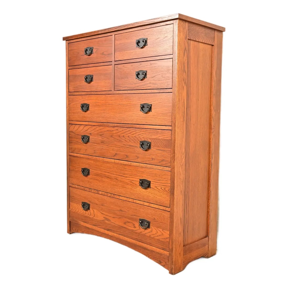 Thomasville Mission Oak Arts & Crafts Highboy Dresser: An outstanding Mission or Arts & Crafts style eight-drawer highboy dresser or chest of drawers By Thomasville USA, Late 20th Century Gorgeous carved oak, with original hammered copper hardware. Measur