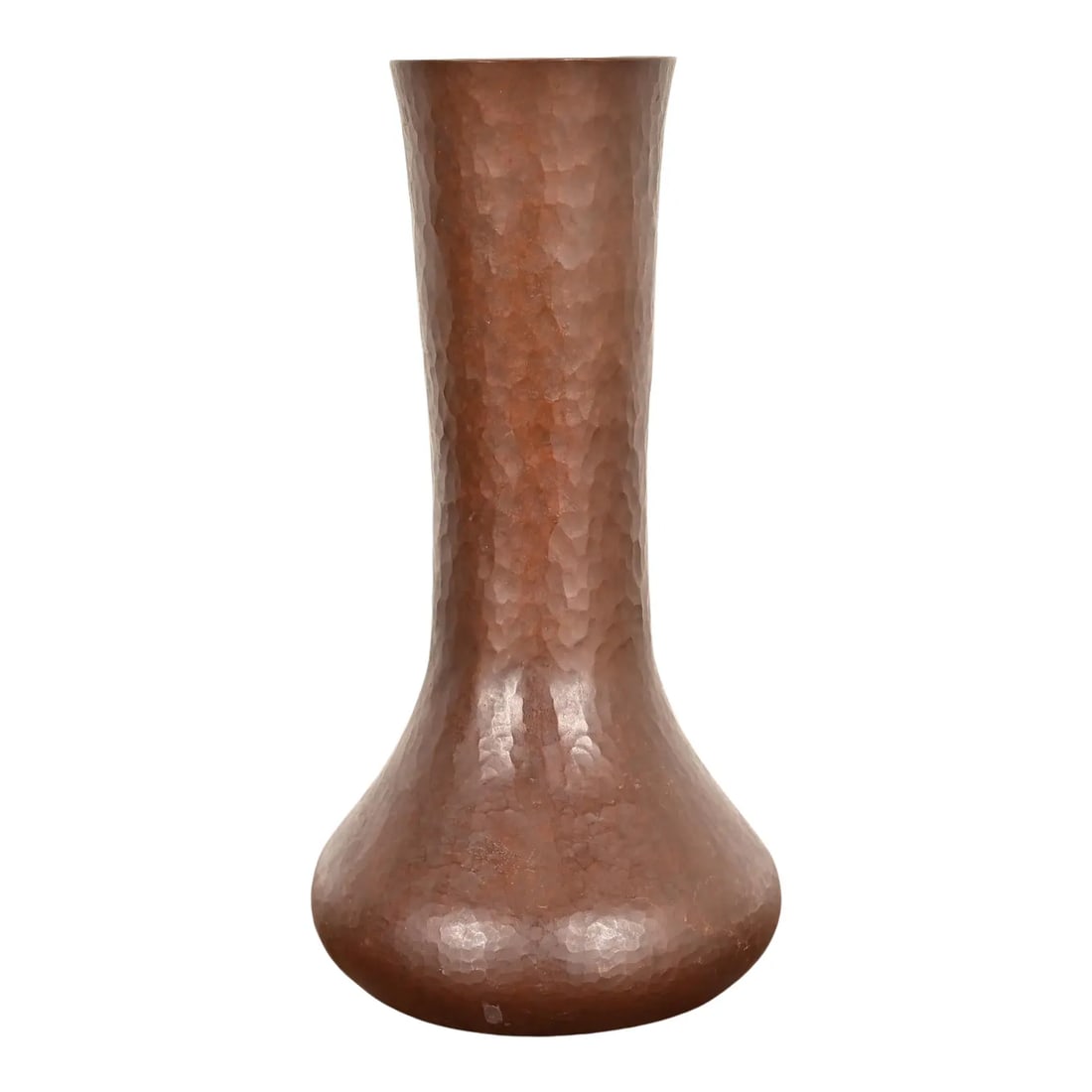 Ramon Ramirez Arts & Crafts Hammered Copper Vase: A gorgeous Arts & Crafts hand hammered copper vase In the manner of Roycroft By Ramon Ramirez Mexico, Mid-20th Century Measures: 4.5"W x 4.5"D x 9"H. Good original vintage condition, with beautiful pa
