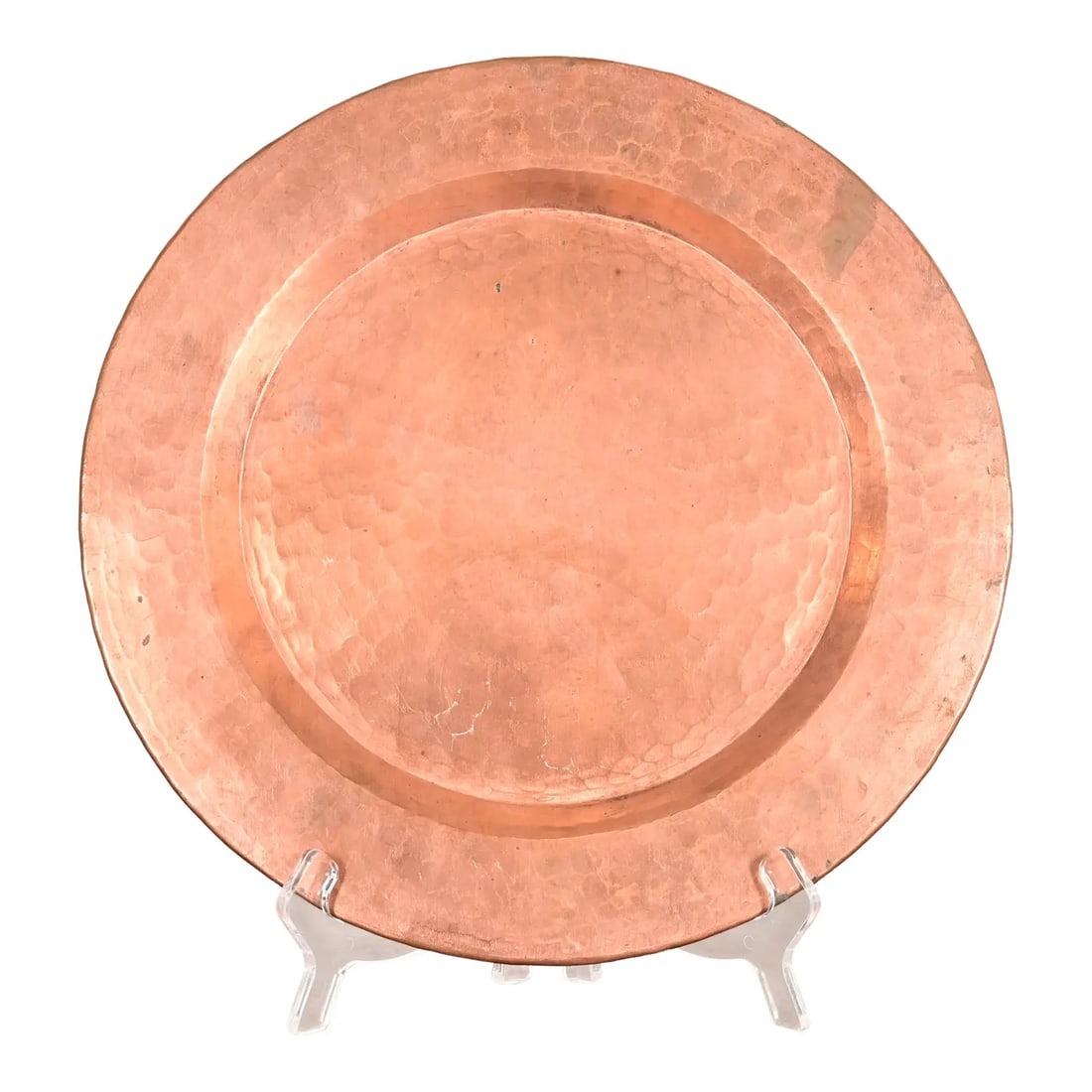Roycroft Style Arts & Crafts Hammered Copper Charger Plate or Tray: A gorgeous Arts & Crafts period hand hammered copper charger plate or tray In the manner of Roycroft USA, Early 20th Century Measures: 12"W x 12"D x 0.5"H. Good original vintage condition, with beauti