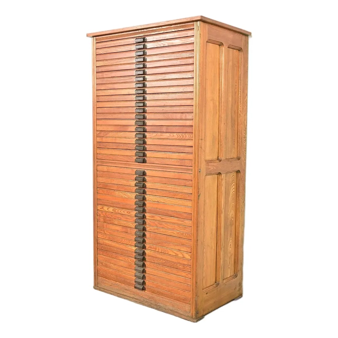Antique Arts & Crafts Oak 40-Drawer Architect's Blueprint Flat File Cabinet, Circa 1900: A rare and exceptional antique Arts & Crafts 40-drawer architect's blueprint flat file cabinet, map file, or printer's cabinet In the manner of Globe Wernicke By The Tubbs Mfg. Co. USA, Circa 1900 Oak