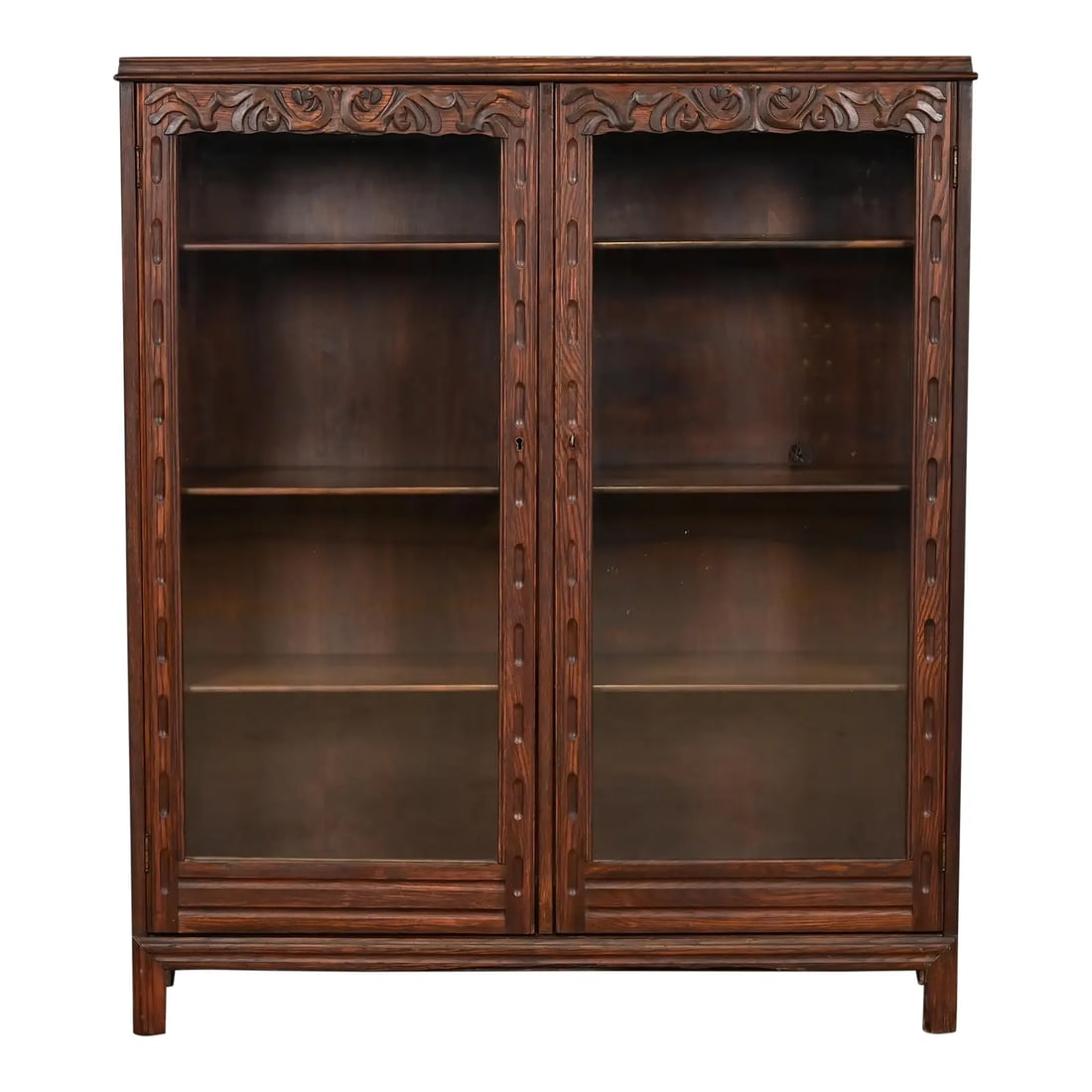R. J. Horner Style Antique Victorian Carved Oak Bookcase Cabinet, Circa 1880s: A gorgeous antique Victorian, Arts & Crafts, or Renaissance Revival bookcase In the manner of R.J. Horner & Co. USA, Circa 1880s Carved oak, with glass front doors. Interior shelves are adjustable. Ca