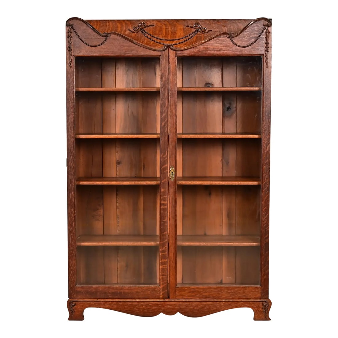 R. J. Horner Style Antique Victorian Carved Oak Bookcase, Circa 1890s: A beautiful antique Victorian bookcase or display cabinet In the manner of R. J. Horner & Co. USA, Circa 1890s Carved oak, with glass front doors. Interior shelves are adjustable. Measures: 42.75"W x 