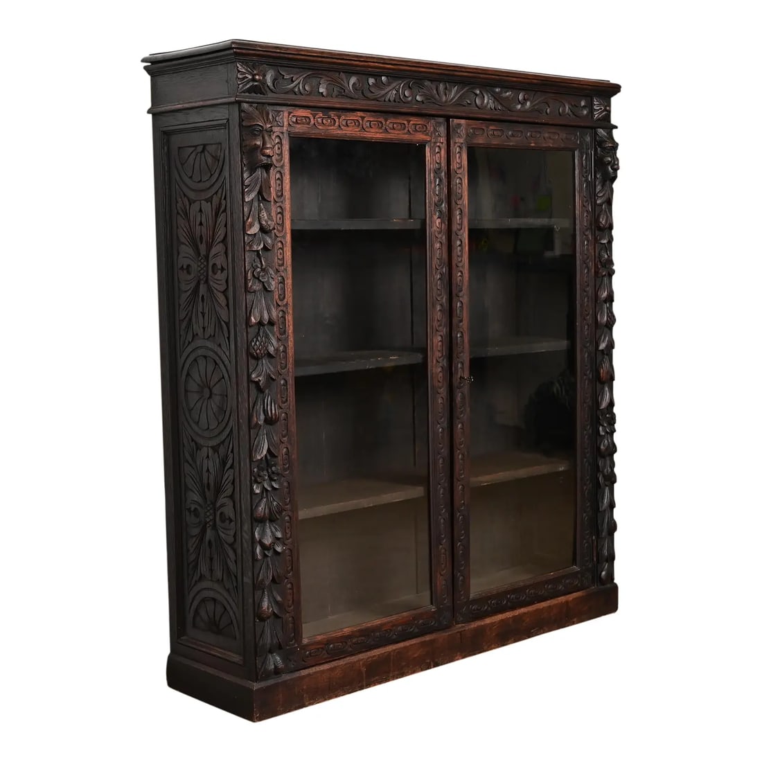R. J. Horner Style Antique Victorian Carved Oak Bookcase Cabinet, Circa 1880s: A gorgeous antique Victorian or Renaissance Revival bookcase In the manner of R.J. Horner & Co. USA, Circa 1880s Ornate carved oak, with glass front doors. Interior shelves are adjustable. Cabinet loc
