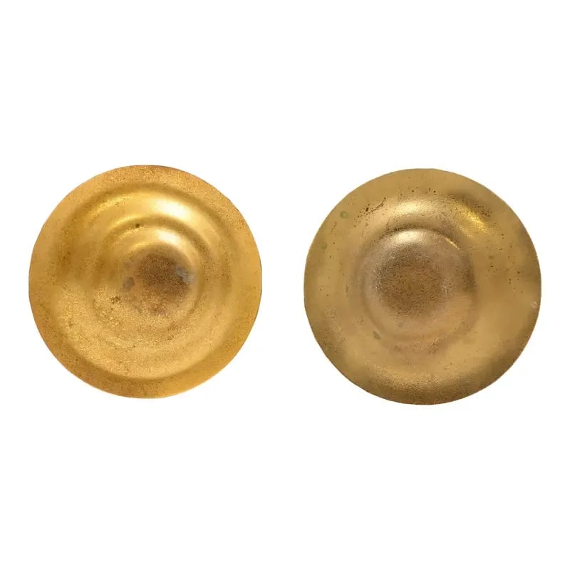 Tiffany Studios New York Bronze Doré Plates or Shallow Bowls, Pair: A gorgeous pair of Arts & Crafts or Art Deco period gilt bronze plates or shallow bowls By Tiffany Studios (signed to the underside) New York, USA, Early 20th Century Each measures: 9"W x 9"D x 1.25"H