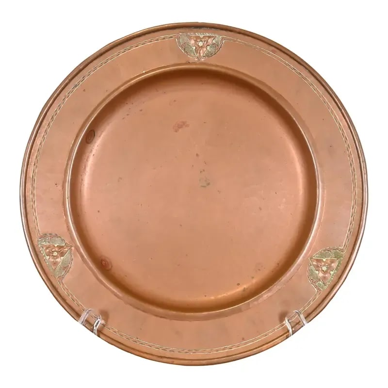 Roycroft Arts & Crafts Hammered Copper Trefoil Charger Plate or Tray: A gorgeous Arts & Crafts period charger plate or tray By Roycroft (signed with impressed orb and cross mark) USA, Early 20th Century Measures: 10"W x 10"D x 0.75"H. Good original vintage condition, wi