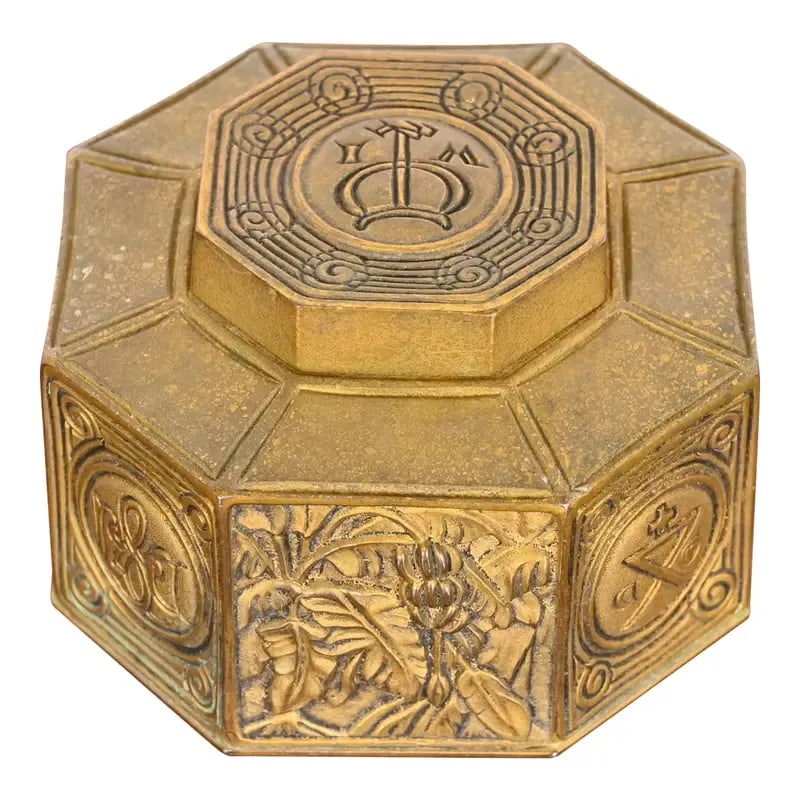 Tiffany Studios New York Bookmark Pattern Bronze Doré Inkwell: A gorgeous Arts & Crafts period "Bookmark" pattern gilt bronze inkwell By Tiffany Studios (signed to the underside) New York, USA, Early 20th Century Measures: 4.25"W x 4.25"D x 2.75"H. Good original 