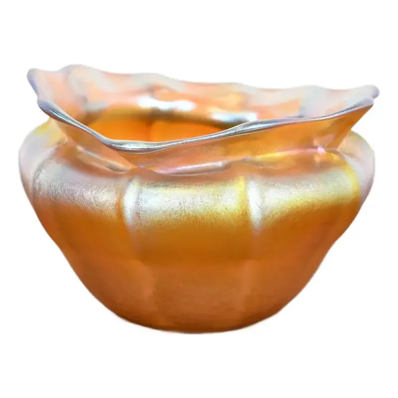 Louis Comfort Tiffany Favrile Iridescent Art Glass Bowl With Scalloped Edge: A gorgeous Arts & Crafts or Art Nouveau period Favrile iridescent art glass bowl with scalloped edge By Louis Comfort Tiffany for Tiffany Studios (signed to the underside) New York, USA, Circa 1910 Me