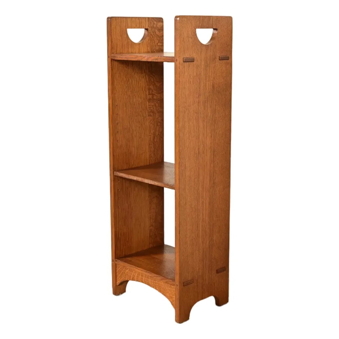 Stickley Mission Oak Arts & Crafts Cutout Bookshelf: An exceptional Mission or Arts & Crafts style solid oak cutout bookcase By L. & J.G. Stickley USA, Circa Early 21st Century Measures: 14.25"W x 10"D x 40"H. Very good original vintage condition. Shelv