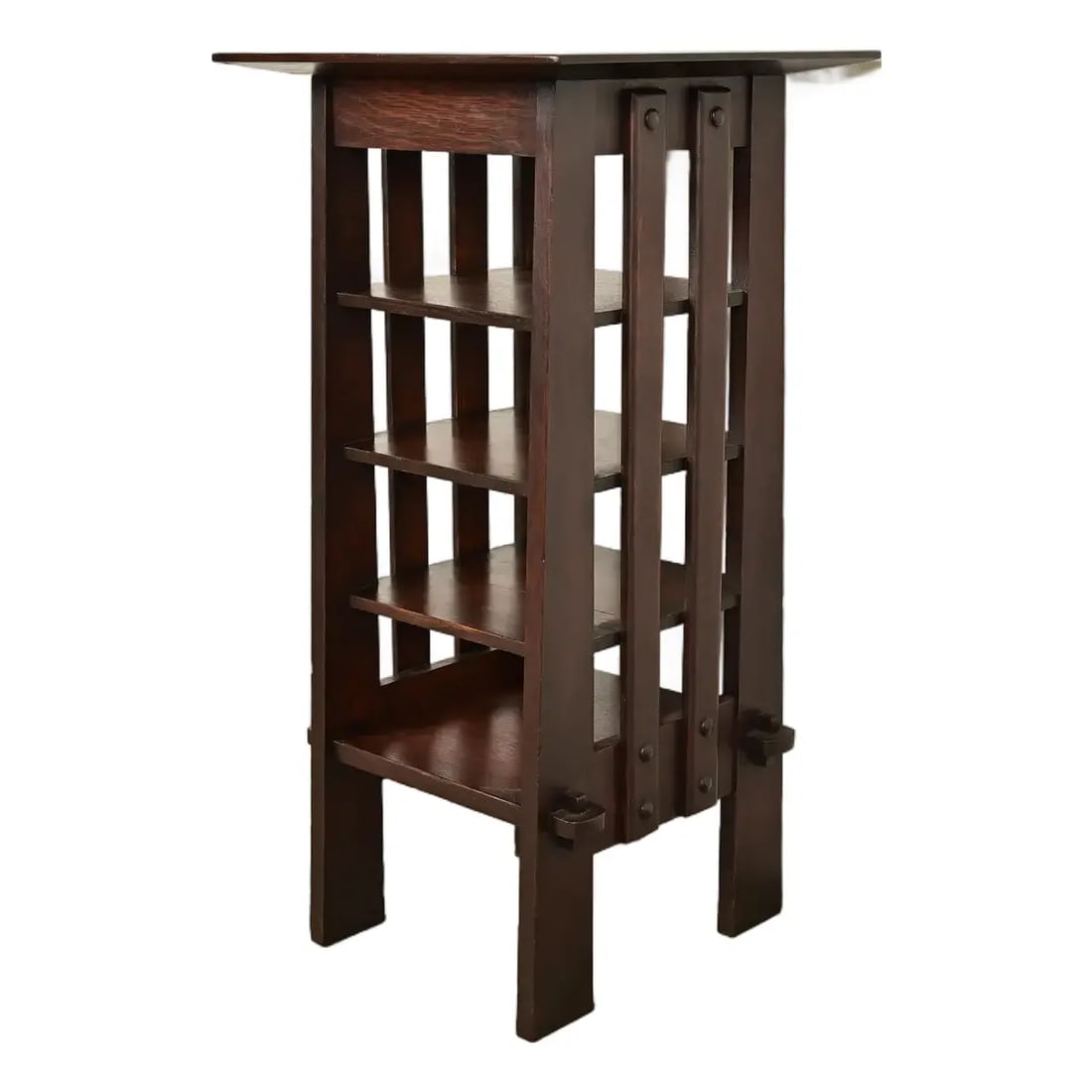 Stickley Brothers Style Antique Mission Oak Arts & Crafts Bookstand or Magazine Rack: A gorgeous antique Mission or Arts & Crafts period quarter sawn oak bookstand or magazine rack In the manner of Stickley Brothers By Michigan Chair Co. USA, Circa 1910 Measures: 16.5"W x 16.5"D x 33"H