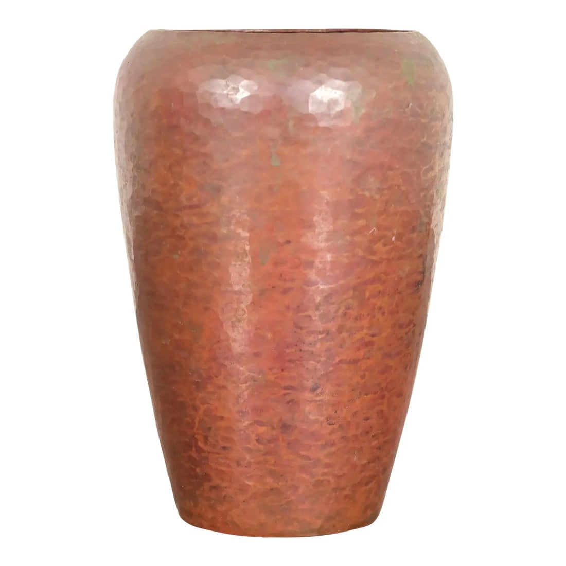 Ramon Ramirez Arts & Crafts Hammered Copper Vase: A gorgeous Arts & Crafts hand hammered copper vase In the manner of Roycroft By Ramon Ramirez Mexico, Mid-20th Century Measures: 4"W x 4"D x 6"H. Good original vintage condition, with beautiful patina