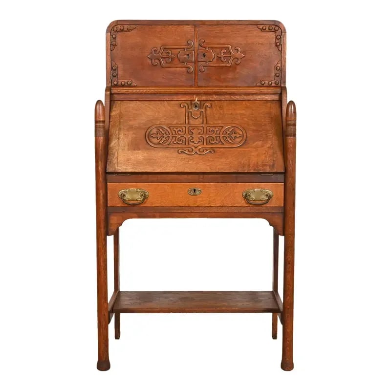 R. J. Horner Style Antique Victorian Carved Oak Slant Front Secretary Desk, Circa 1890s: A gorgeous antique Victorian or Arts & Crafts slant front writing desk In the manner of R.J. Horner & Co. USA, Circa 1890s Carved quarter sawn oak, with original brass hardware. Desk locks, and key is