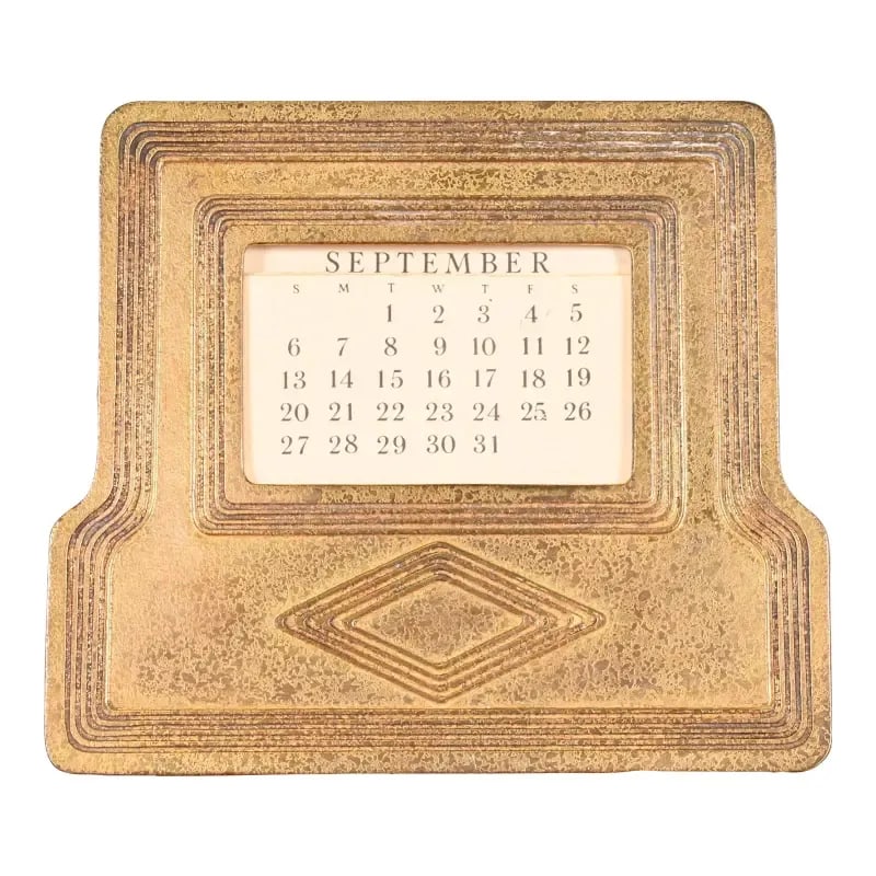 Tiffany Studios New York Graduate Bronze Doré Desk Calendar Frame or Picture Frame: A gorgeous antique gilt bronze desk calendar frame or picture frame in the Graduate pattern By Tiffany Studios (signed en verso) New York, USA, Early 20th Century Measures: 6.5"W x 2.5"D x 5.75"H. Ver