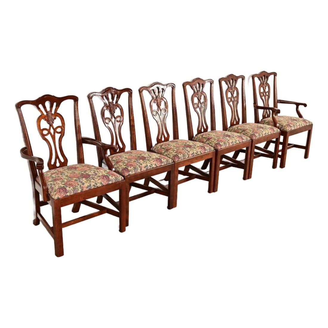 Henredon Georgian Carved Mahogany Dining Chairs, Set of Six: An outstanding set of six Chippendale or Georgian style dining chairs By Henredon USA, Circa 1980s Carved mahogany frames, with upholstered seats. Measures: Side chairs - 21"W x 22"D x 39.5"H. Seat he