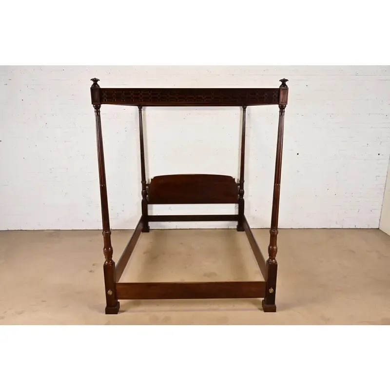 Henredon Georgian Carved Mahogany Four-Poster Queen Size Canopy Bed - 2