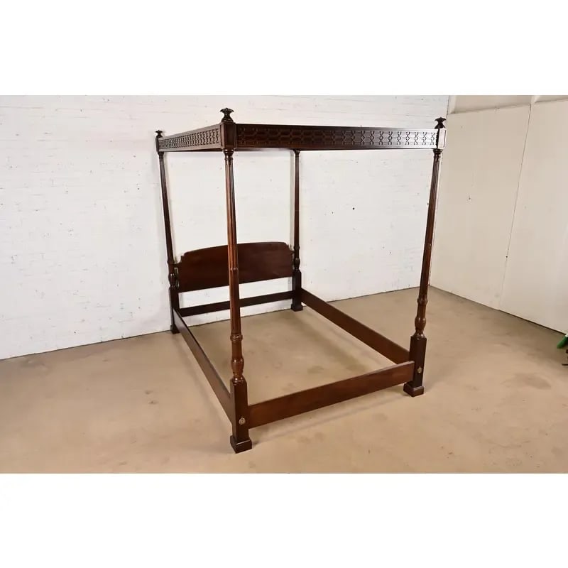 Henredon Georgian Carved Mahogany Four-Poster Queen Size Canopy Bed - 4