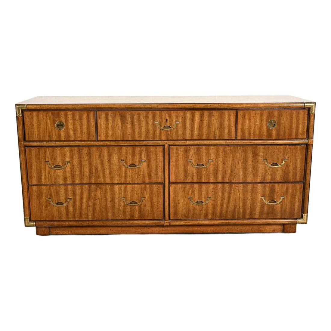 Drexel Heritage Mid-Century Modern Hollywood Regency Campaign Walnut Dresser or Credenza, 1970s: A gorgeous Mid-Century Modern Hollywood Regency Campaign style long dresser, credenza, or chest of drawers By Drexel Heritage USA, 1970s Beautiful book-matched walnut, with original brass hardware. Me