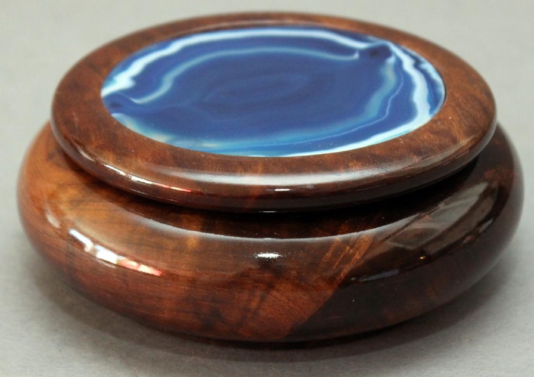 Agate lidded dresser box; 4.5" x 2" (1 of 2)
