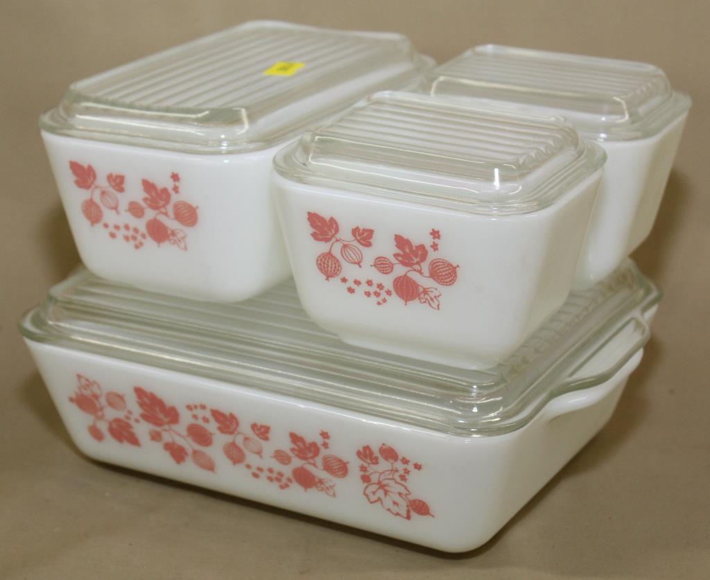 set of 4 Pyrex refrigerator dishes with lids (1 of 1)