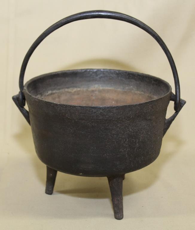 cast iron 3 footed kettle with handle, 6.5" (1 of 1)