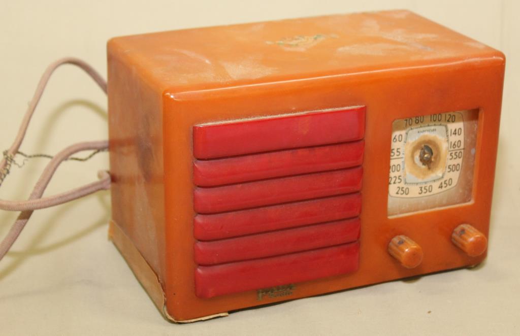 FADA Model 460 radio in Catelin case, (1 of 6)