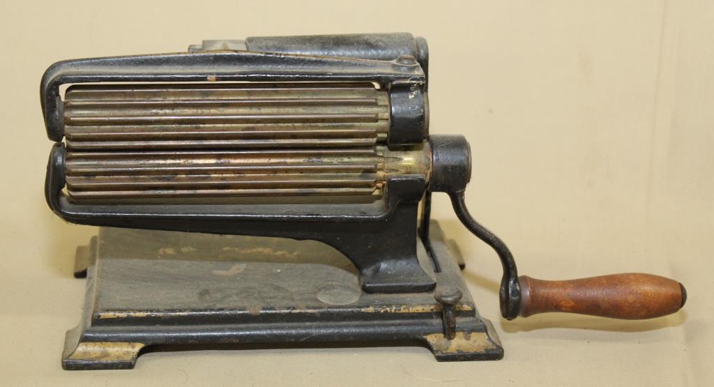 hand crank fluter & small Singer sew machine: hand crank fluter & small Singer sew machine (sew machine damaged)