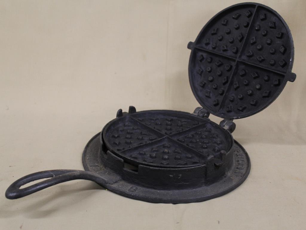 iron stove top waffle iron "Hearts & Diamonds" (1 of 2)