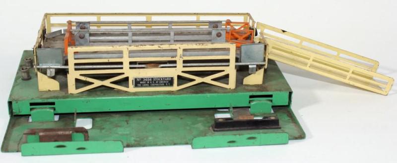 Lionel 3656 Stockyard, ramp present, 8 cattle: Lionel 3656 Stockyard, ramp present, 8 cattle