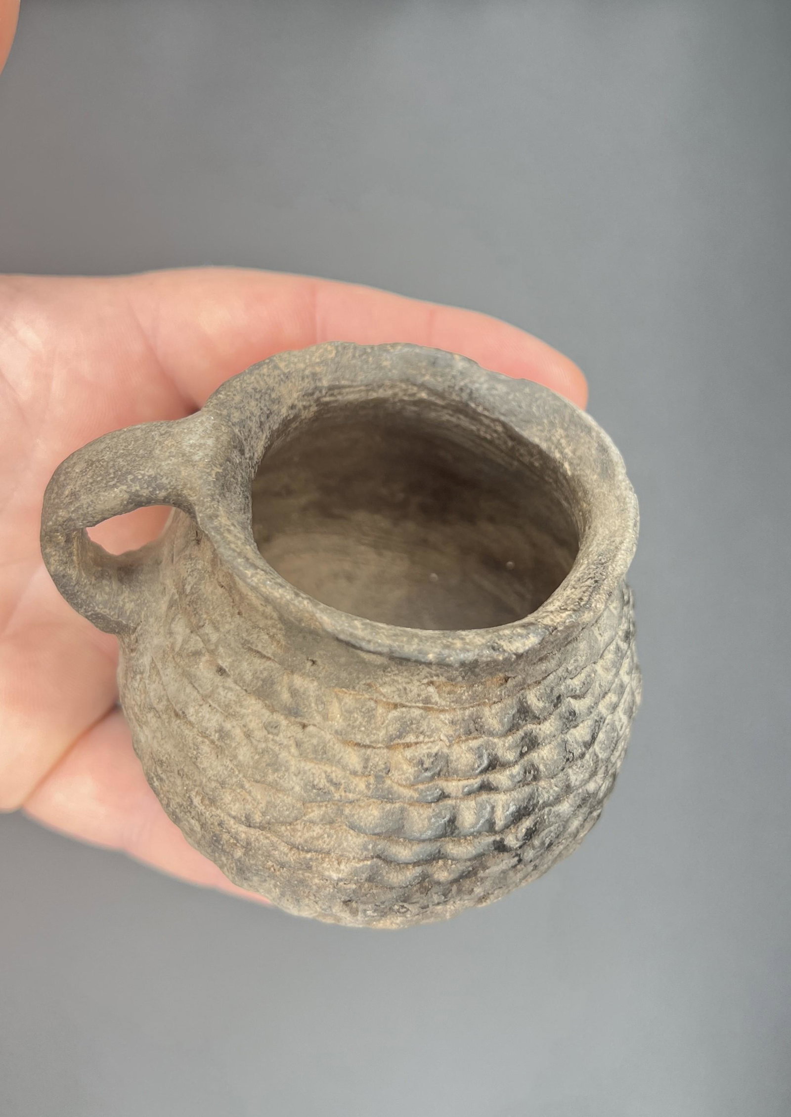 2 1/2" Miniature Coil Pot with handle - New Mexico Origin: 2 1/2" Miniature Coil Pot with handle - New Mexico Origin