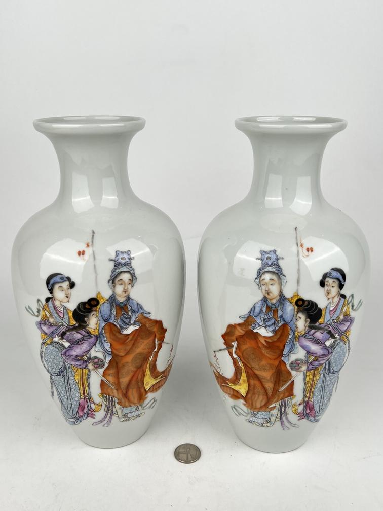 A pair of famille rose vases, Qing Dynasty Pr. (1 of 10)