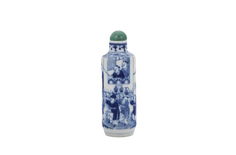 A blue&white porcelain Chinese snuff bottle, Qing Dynasty Pr. (1 of 19)