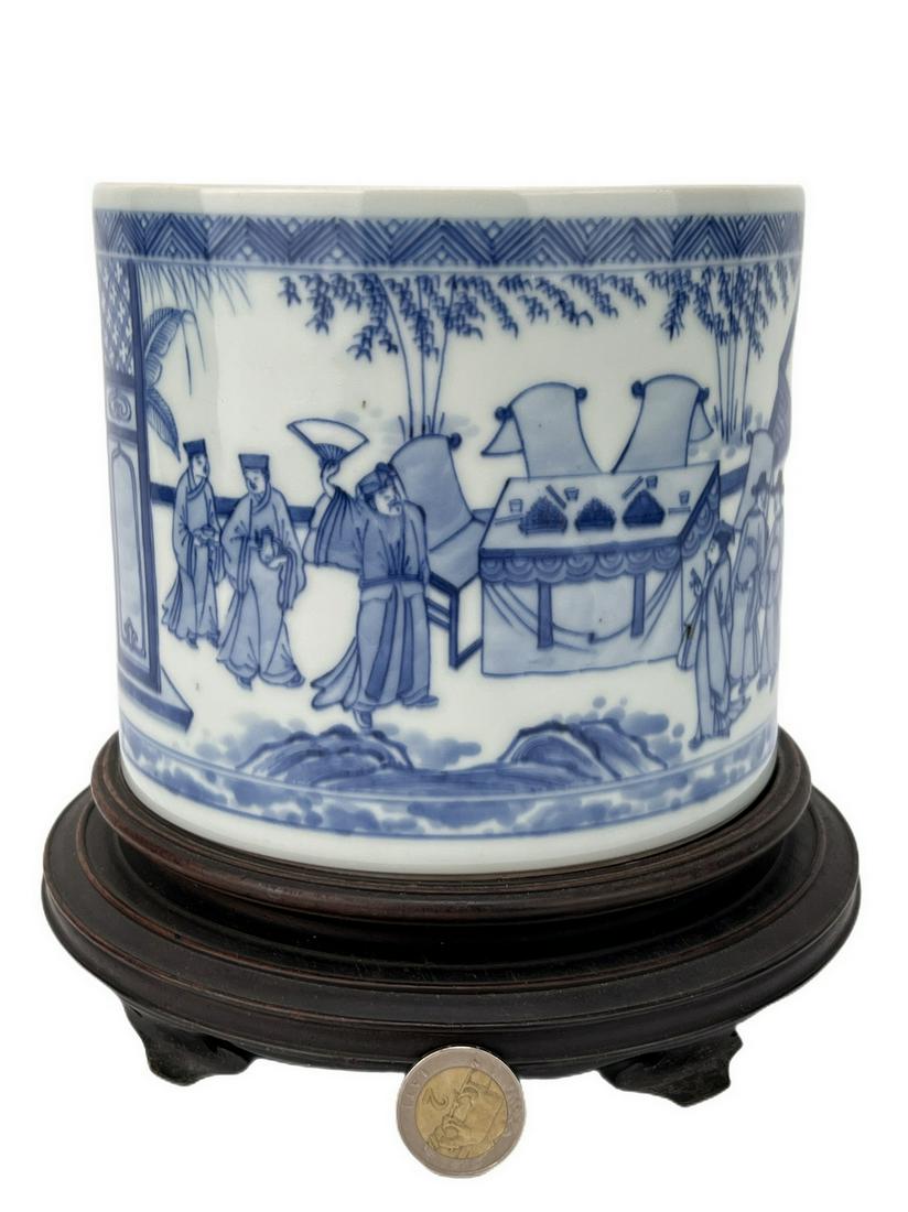A Chinese blue&whtie brush pot, KangXi Pr.: Height: 14.3CM, Mouth D16.5CM (Europe & USA & China Ondoor shipping estimation:150Euro Condition reports and additional photographs are provided by request as a courtesy to our clients, as such any co