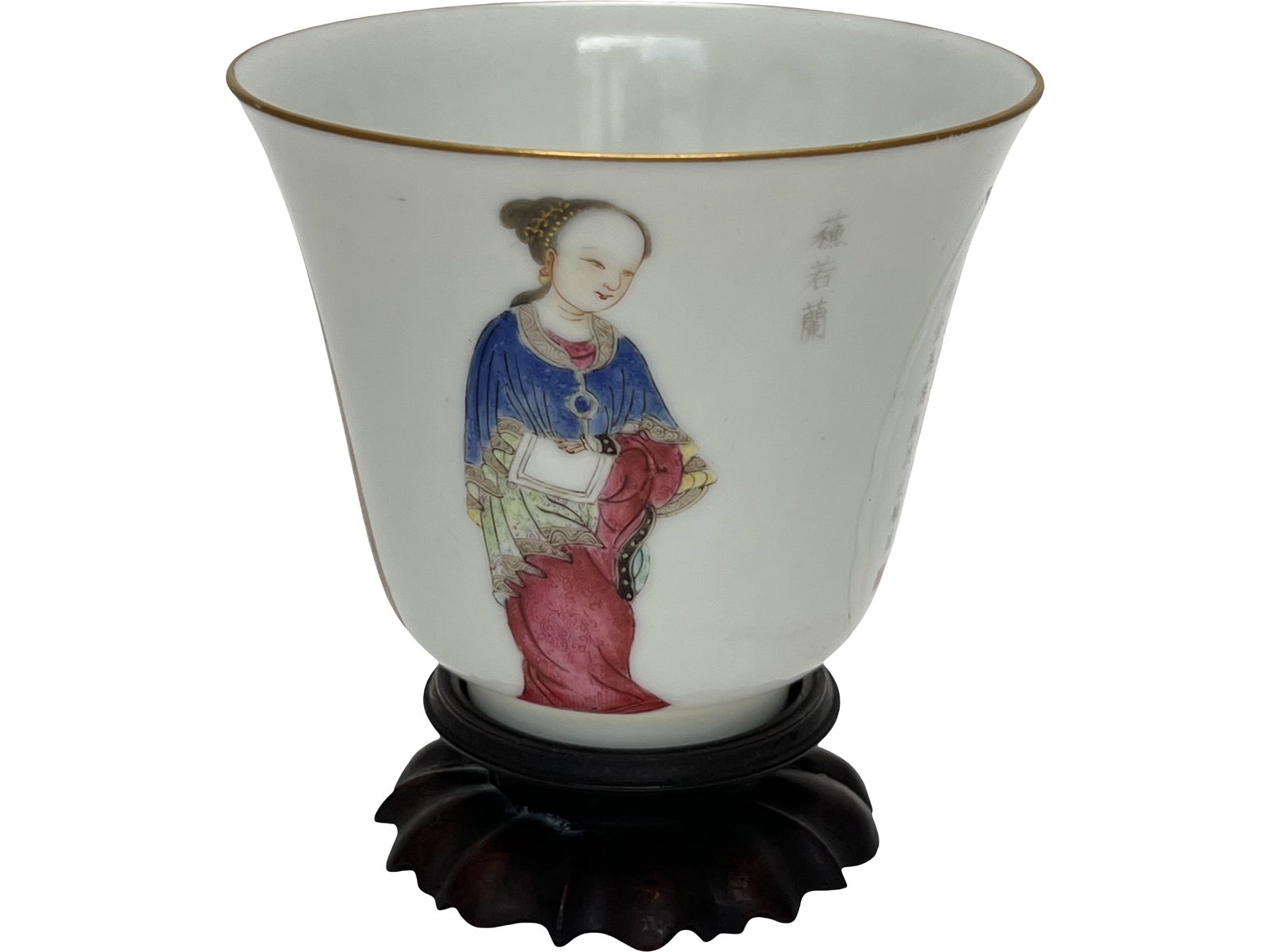 A special type of Chinese famille rose cup, Qing Dynasty Pr.: MD9CM, H7.6CM (Europe & USA & HongKong shipping by DHL estimation:65Euro,if won more than FIVE LOTs, the total Shipping Freight is no more than 500Euro. 3% Premium OFF if Pay within 7 days of hammerin