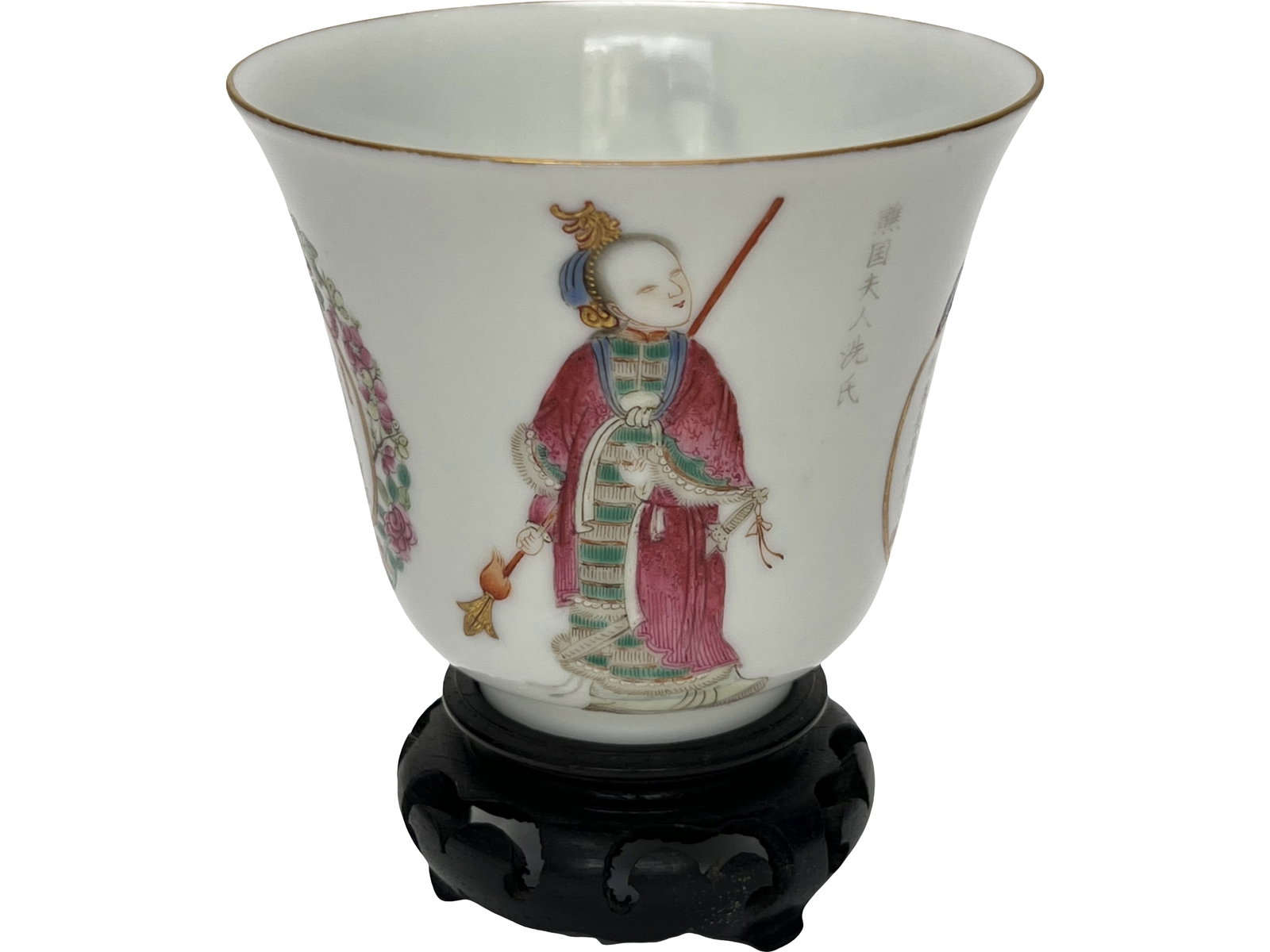 A special type of Chinese famille rose cup, Qing Dynasty Pr.: MD9CM, H7.5CM (Europe & USA & HongKong shipping by DHL estimation:65Euro,if won more than FIVE LOTs, the total Shipping Freight is no more than 500Euro. 3% Premium OFF if Pay within 7 days of hammerin