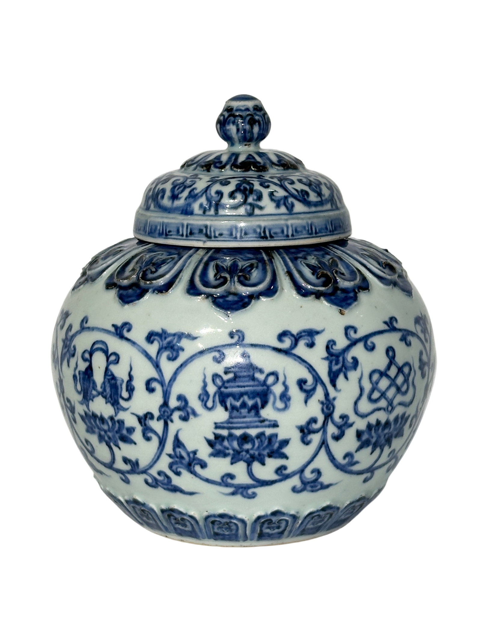 A Chinese lided Blue&White jar, Ming Dynasty Pr.: Size:(Height21cm, Mouth Diameter9cm) Shipping:EU\HK\USA Ondoor shipping estimation:115EUR Condition:(Good Condition, No Hairlines, No Cracks, No Repairment Checked by UV&Strong Light, Age Traces) Term