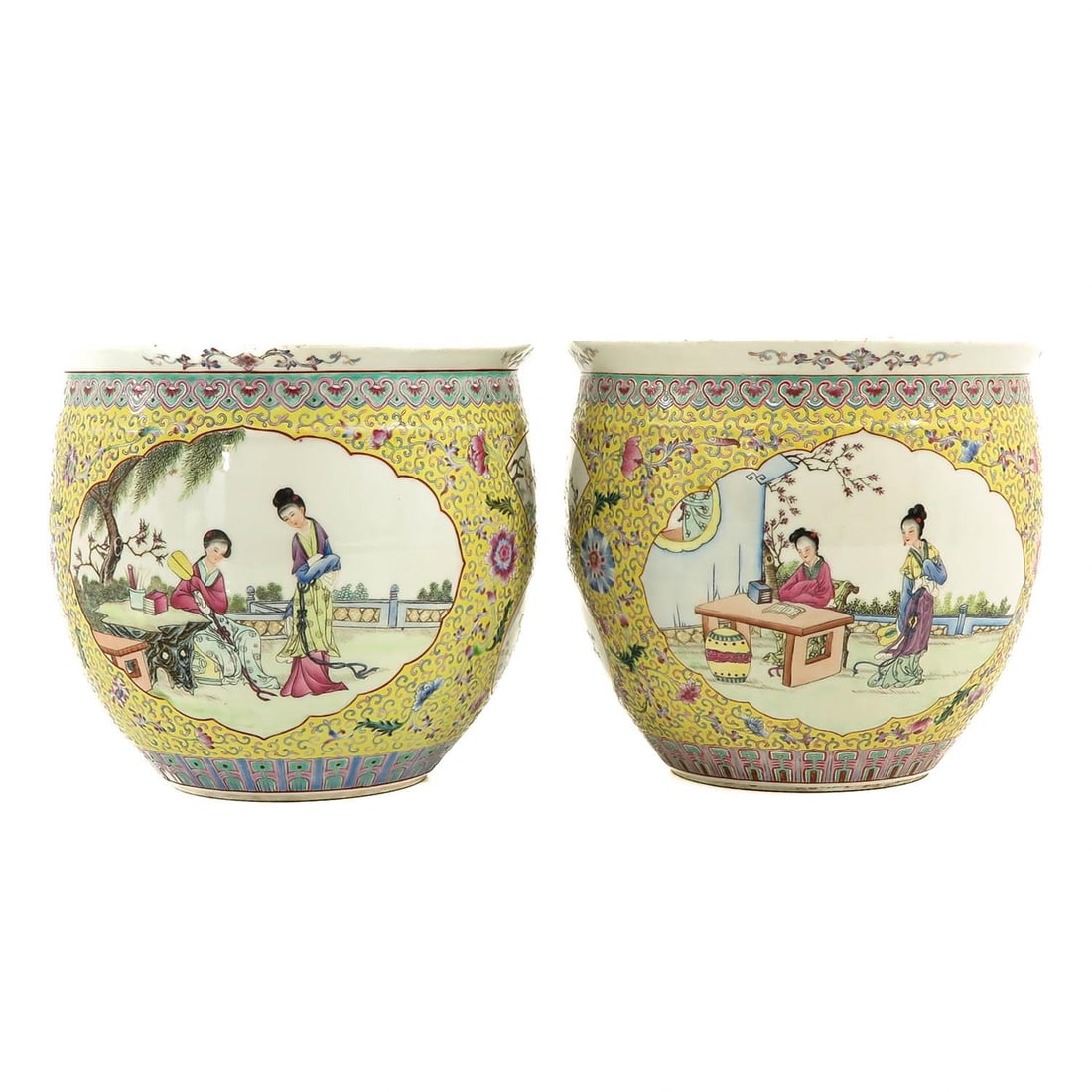 A pair of famille rose fish bowls: Size:(23 cm. tall) Shipping:EU\HK\USA Ondoor shipping estimation:265EUR Condition:(Good Condition, No Repairment Checked by UV&Strong Light, Age Traces) Terms:(It is the Buyer's responsibility to insp
