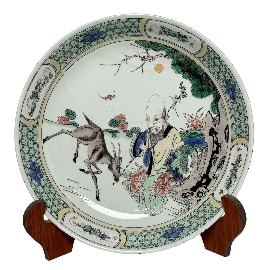 A Chinese plate of Famille Verte figures, Kang Xi Pr.: Size:(Height5.3cm, Mouth Diameter28.5cm) Shipping:EU\HK\USA Ondoor shipping estimation:105EUR Condition:(Good Condition, No Hairlines, No Cracks, No Repairment Checked by UV&Strong Light, Age Traces) 
