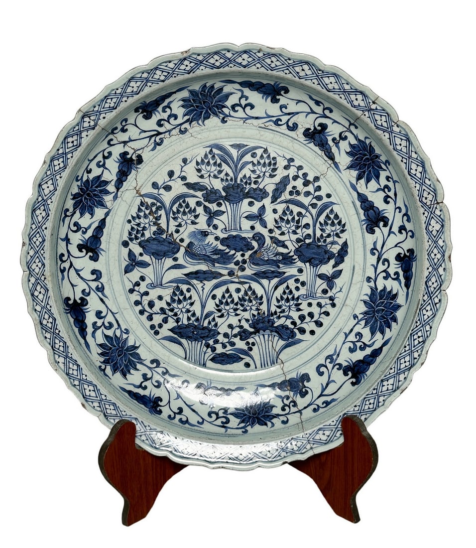 An extra large size of blue and white plater with pattern of mandarin ducks on the lotus pond, Ming: Size:(Height8cm, Mouth Diameter45.6cm) Shipping:EU\HK\USA Ondoor shipping estimation:135EUR Condition:(Not in Good Condition) Terms:(It is the Buyer's responsibility to inspect each lot and deem