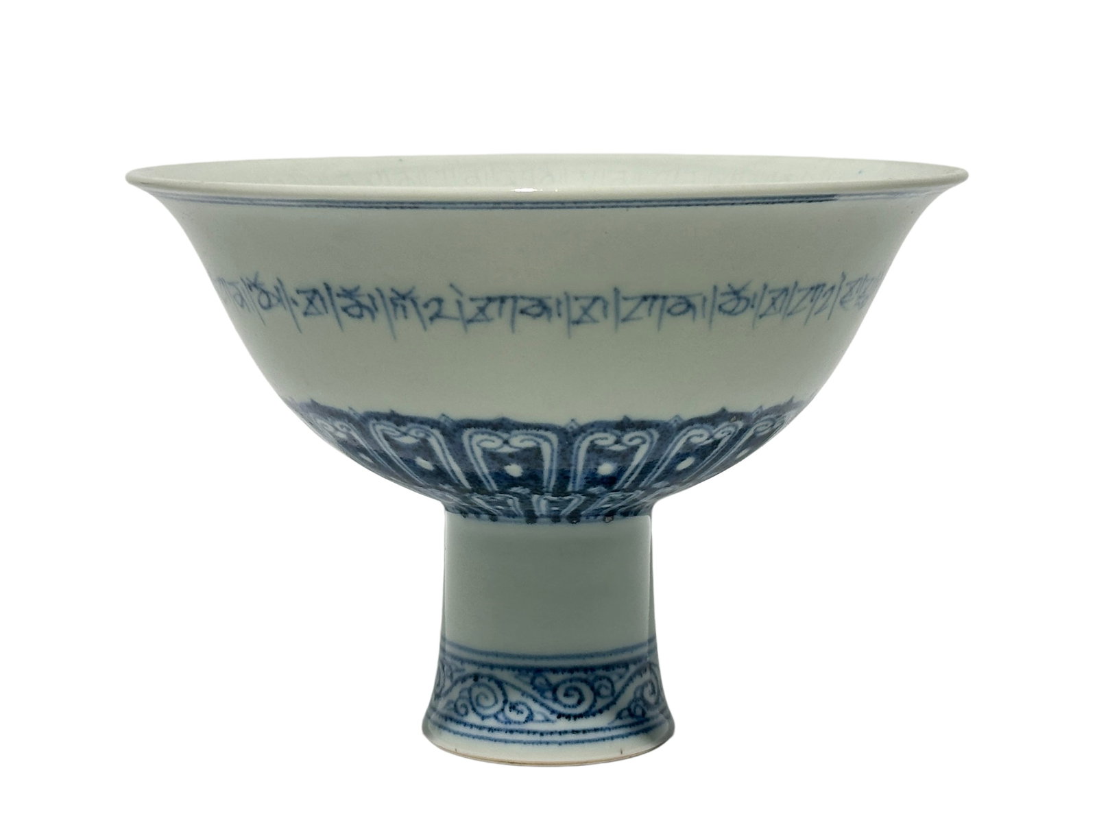 A Chinese high-footed Blue&White cup, Ming Dynasty Pr.: Size:(Height12cm, Mouth Diameter17.2cm) Shipping:EU\HK\USA Ondoor shipping estimation:115EUR Condition:(Good Condition, No Hairlines, No Cracks, No Repairment Checked by UV&Strong Light, Age Traces)