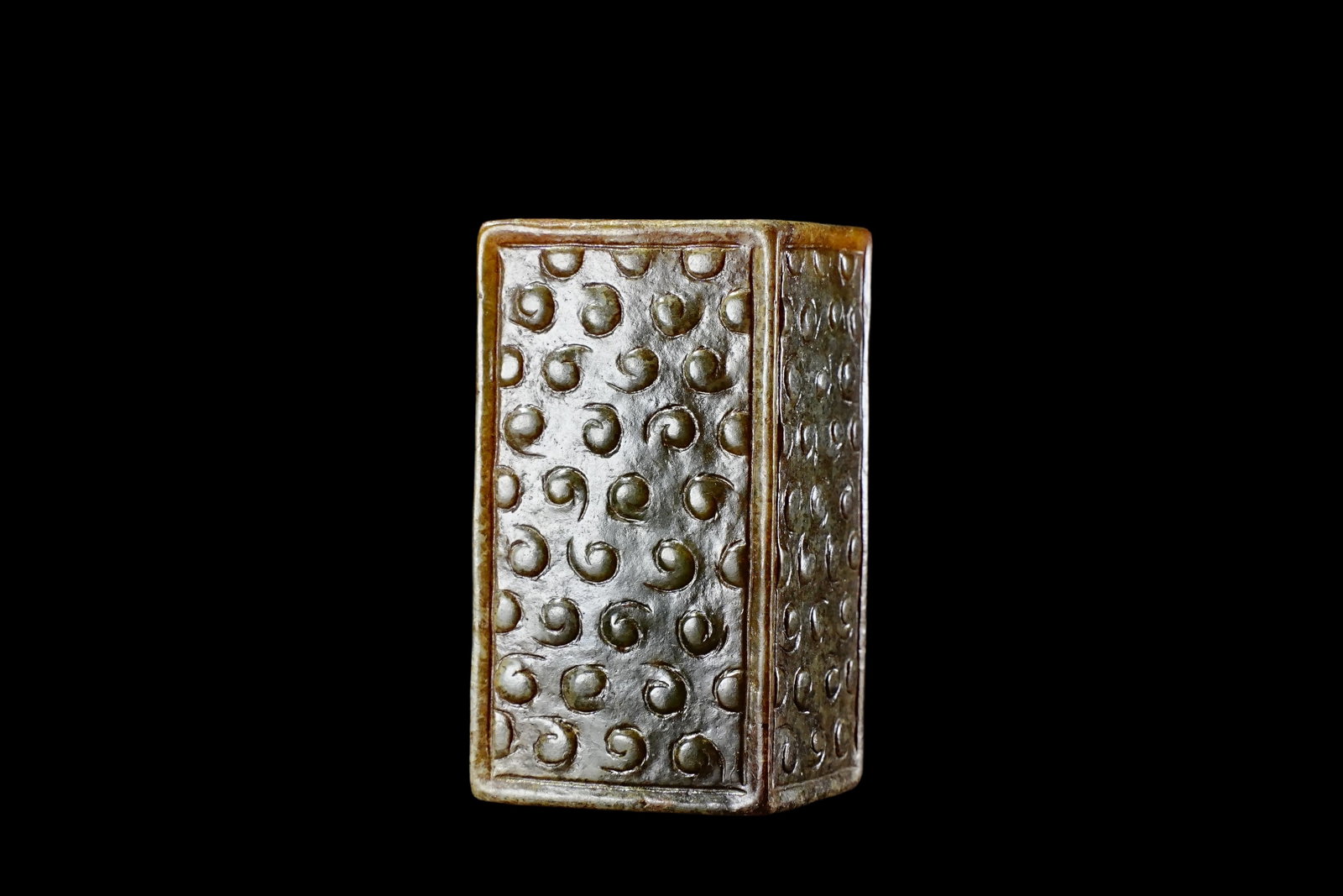 A Jade ornament, 2th- 12th Pr.: Size:(Length2.2cm, Width1.9cm, Height4cm) Shipping:EU\HK\USA Ondoor shipping estimation:75EUR Condition:(Good Condition, No Repairment Checked by UV&Strong Light, Age Traces) Terms:(It is the Buyer's 
