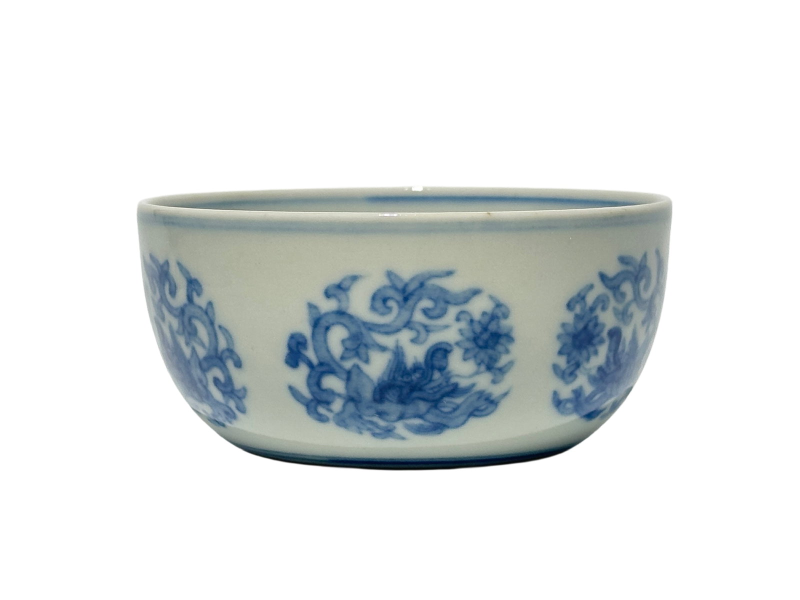 A Chinese blue-and-white round chi dragon patterned reclining foot cup, Ming Dynasty Pr. (1 of 7)