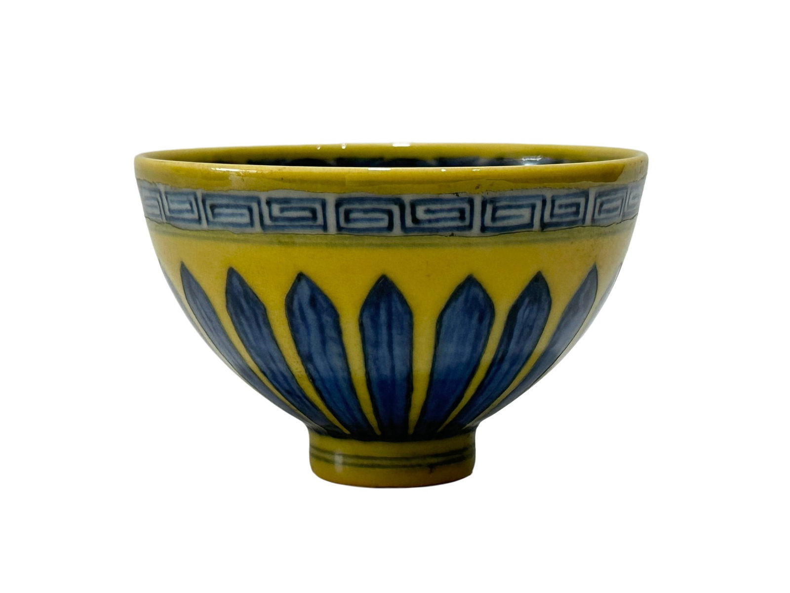 A Chinese yellow-ground cup with blue-and-white chrysanthemum pattern, Ming Dynasty Pr.: Size:(Height5.8cm, Mouth Diameter9cm) Shipping:EU\HK\USA Ondoor shipping estimation:85EUR Condition:(Good Condition, No Hairlines, No Cracks, No Repairment Checked by UV&Strong Light, Age Traces) Term